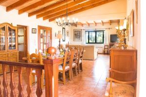 A seating area at Villa Pula Viñas Country villa 3 bedrooms pool and fabulous views of the Pula golf course near Son servera