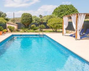 ソン・サルベーラにあるVilla Pula Viñas Country villa 3 bedrooms pool and fabulous views of the Pula golf course near Son serveraの庭の青い水のスイミングプール