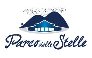 un logotipo de una casa en las montañas con las palabras revestidas en PARCO DELLE STELLE, en Castelmauro