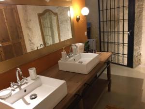 Kúpeľňa v ubytovaní Troglodytes "Loire Sauvage" (SPA)