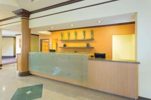 The lobby or reception area at La Quinta by Wyndham Raleigh/Durham Southpoint