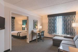 オーランドにあるLa Quinta by Wyndham Orlando UCFのベッドと机があるホテルの部屋 +37枚の写真