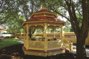 a gazebo sitting in the shade of a tree at La Quinta by Wyndham Raleigh/Durham Southpoint in Durham