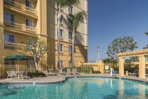 a swimming pool in front of a building at La Quinta Inn & Suites by Wyndham Ontario Airport in Ontario +50 photos