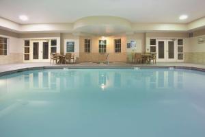Swimmingpoolen hos eller tæt på La Quinta by Wyndham Albuquerque Midtown NEWLY RENOVATED