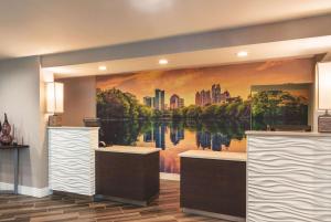 une chambre d'hôtel avec un grand tableau sur le mur dans l'établissement La Quinta by Wyndham Atlanta Perimeter Medical, à Atlanta