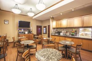 En restaurant eller et andet spisested på La Quinta by Wyndham Portland Airport