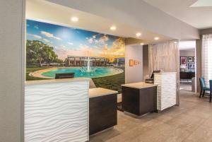 オーランドにあるLa Quinta by Wyndham Orlando UCFの壁にゴルフ場壁画のあるオフィス