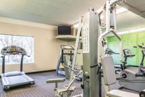 
The fitness centre and/or fitness facilities at La Quinta by Wyndham Orlando Airport North
