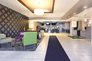 un vestíbulo de un hotel con sillas y mesas en La Quinta by Wyndham Tampa Bay Area-Tampa South, en Tampa