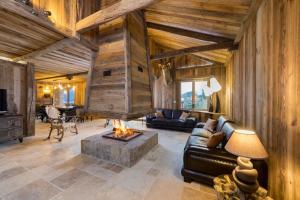 a living room with a couch and a fireplace at Chalet Le Lodge in Ventron