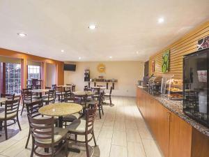 La Quinta by Wyndham Woodburn tesisinde bir restoran veya yemek mekanı