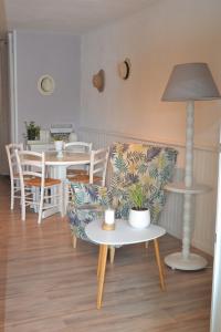 a living room with a couch and a table with a lamp at L'instant Canal in Capestang