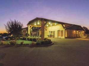 a building with lights on the front of it at La Quinta by Wyndham Woodburn in Woodburn