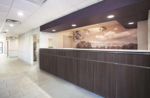 a lobby with a large painting on the wall at La Quinta Inn & Suites by Wyndham Jackson Airport - Pearl in Pearl
