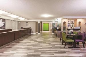 een lobby met een wachtruimte en een groene deur bij La Quinta Inn by Wyndham Odessa in Odessa