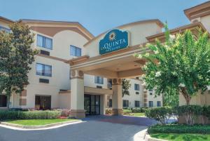 a hotel building with a sign on top of it at La Quinta Inn & Suites by Wyndham Jackson Airport - Pearl in Pearl