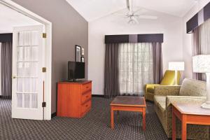 TV a/nebo společenská místnost v ubytování La Quinta Inn by Wyndham Champaign
