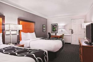 Postel nebo postele na pokoji v ubytování La Quinta Inn by Wyndham Champaign