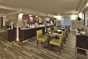 um restaurante com mesas e cadeiras e um balcão em La Quinta Inn by Wyndham Nashville South em Nashville