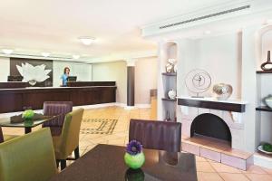 Posezení v ubytování La Quinta Inn by Wyndham Champaign