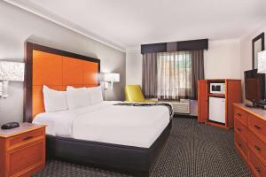 Postel nebo postele na pokoji v ubytování La Quinta Inn by Wyndham Champaign