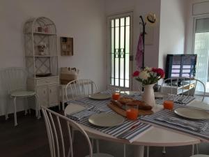 TV a/nebo společenská místnost v ubytování Nice apartment 80 meters from the beach