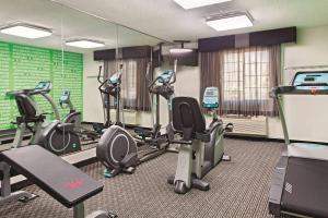 Fitness centrum a/nebo fitness zařízení v ubytování La Quinta Inn by Wyndham Champaign
