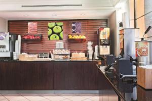 Příslušenství pro přípravu čaje a kávy v ubytování La Quinta Inn by Wyndham Champaign