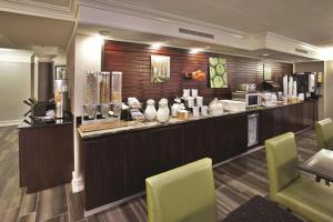 a restaurant with a counter with a coffee shop at La Quinta Inn by Wyndham Nashville South in Nashville