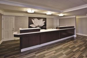 um lobby com uma sala de espera com uma flor na parede em La Quinta Inn by Wyndham Nashville South em Nashville