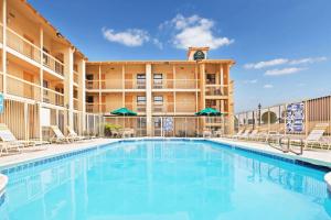 La Quinta Inn by Wyndham Amarillo West Medical Center tesisinde veya buraya yakın yüzme havuzu
