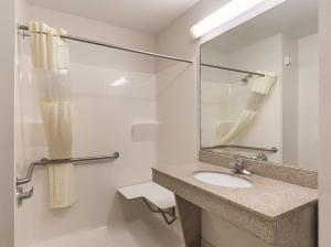 Koupelna v ubytování Kemah Edgewater Hotel, SureStay Collection by Best Western