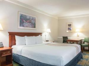 La Quinta Inn by Wyndham New Orleans Veterans / Metairie في ميتايري: غرفة في الفندق مع سرير ومكتب