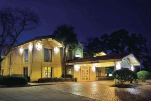 una casa grande con luces encendidas por la noche en La Quinta Inn by Wyndham Savannah Midtown en Savannah