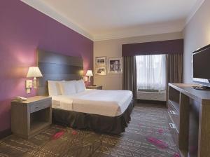 Ένα ή περισσότερα κρεβάτια σε δωμάτιο στο Kemah Edgewater Hotel