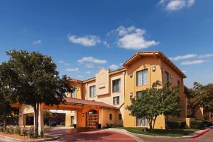 La Quinta Inn by Wyndham Amarillo West Medical Center في أماريلو: مبنى كبير أمامه شارع