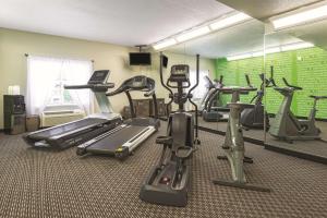 un gimnasio con varias cintas de correr y bicicletas estáticas en La Quinta by Wyndham St. Louis Westport en St. Louis