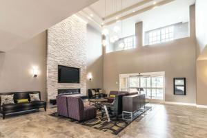 sala de estar con chimenea y TV en La Quinta by Wyndham Arlington North 6 Flags Dr en Arlington