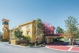 ein Hotel mit Uhrturm und Parkplatz in der Unterkunft La Quinta Inn by Wyndham Denver Westminster in Westminster