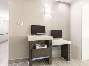 Gallery image of La Quinta by Wyndham Houston/Clear Lake-NASA in Webster +23 photos