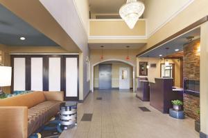 hol szpitala z kanapą w obiekcie La Quinta by Wyndham Elizabethtown w mieście Elizabethtown