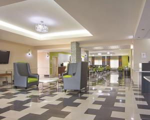 un espace d'attente dans un hôpital avec des chaises et des tables dans l'établissement La Quinta by Wyndham Prattville, à Prattville