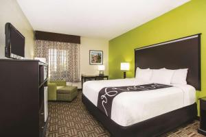 
a hotel room with two beds and a lamp at La Quinta by Wyndham Fruita in Fruita

