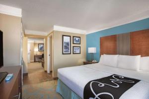 Postel nebo postele na pokoji v ubytování La Quinta by Wyndham Elizabethtown