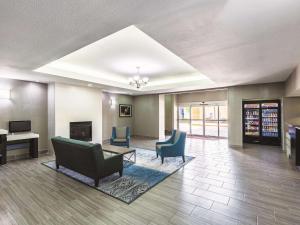 a lobby with couches and chairs and a fireplace at La Quinta by Wyndham Houston/Clear Lake-NASA in Webster