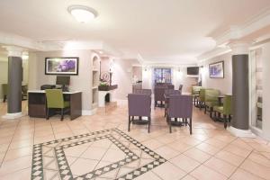 Posezení v ubytování La Quinta Inn by Wyndham Salt Lake City Midvale