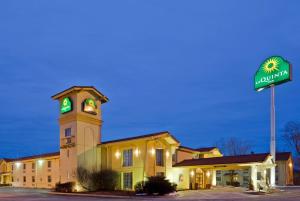 Photo de la galerie de l'établissement La Quinta Inn by Wyndham Omaha West, à Omaha