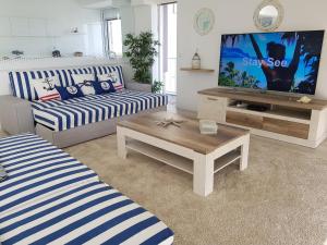 Μια τηλεόραση ή/και κέντρο ψυχαγωγίας στο Blue Sea Apartment