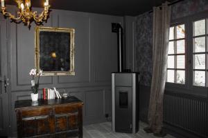une chambre avec une table et une photo sur le mur dans l'établissement Le Lodge des Bruyères, à Mont-Notre-Dame